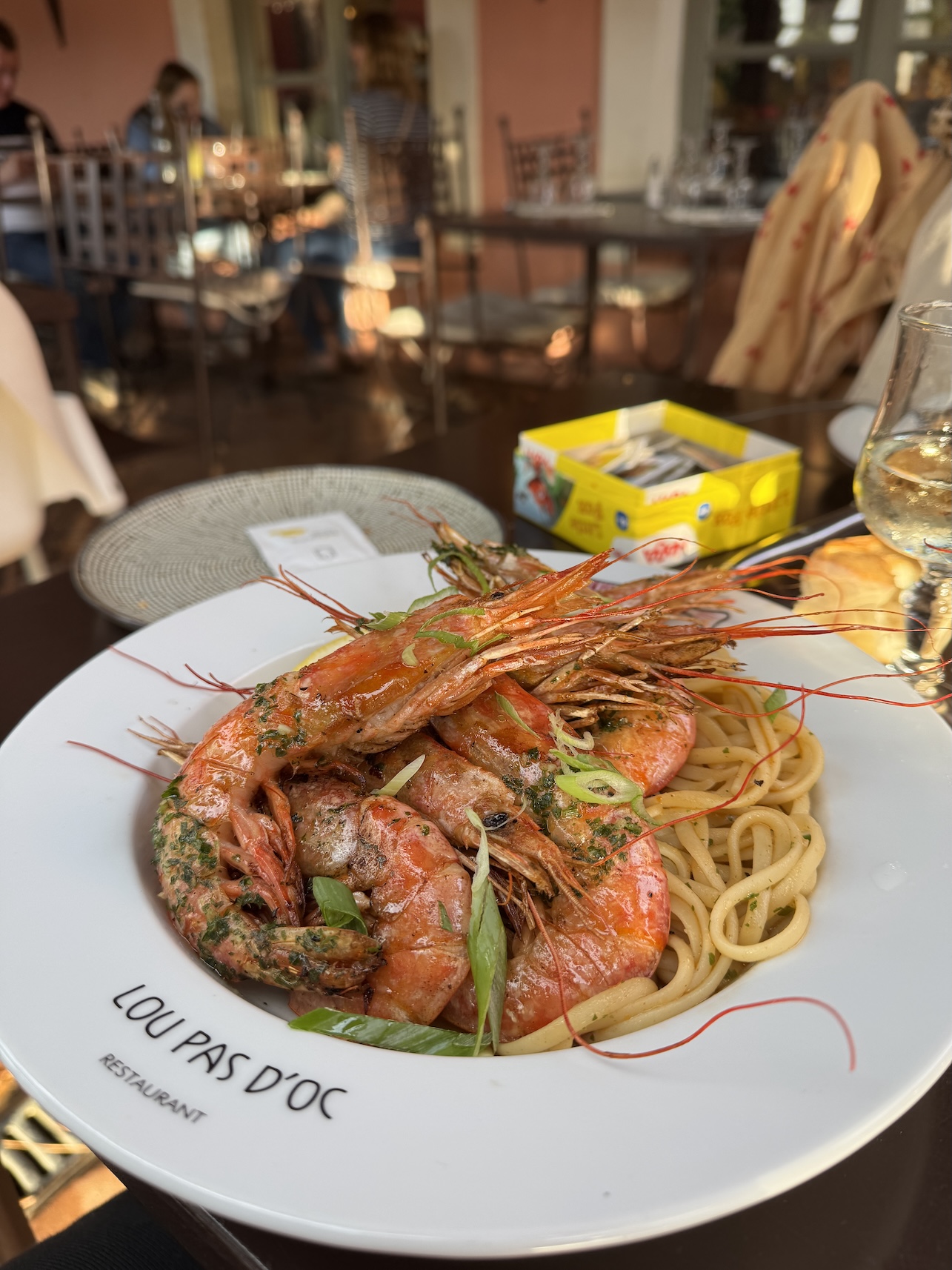 Bord met gamba's in Restaurant lou pas d’oc