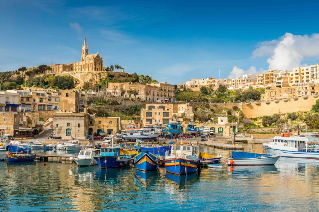 Uitzicht op de haven van eiland Gozo
