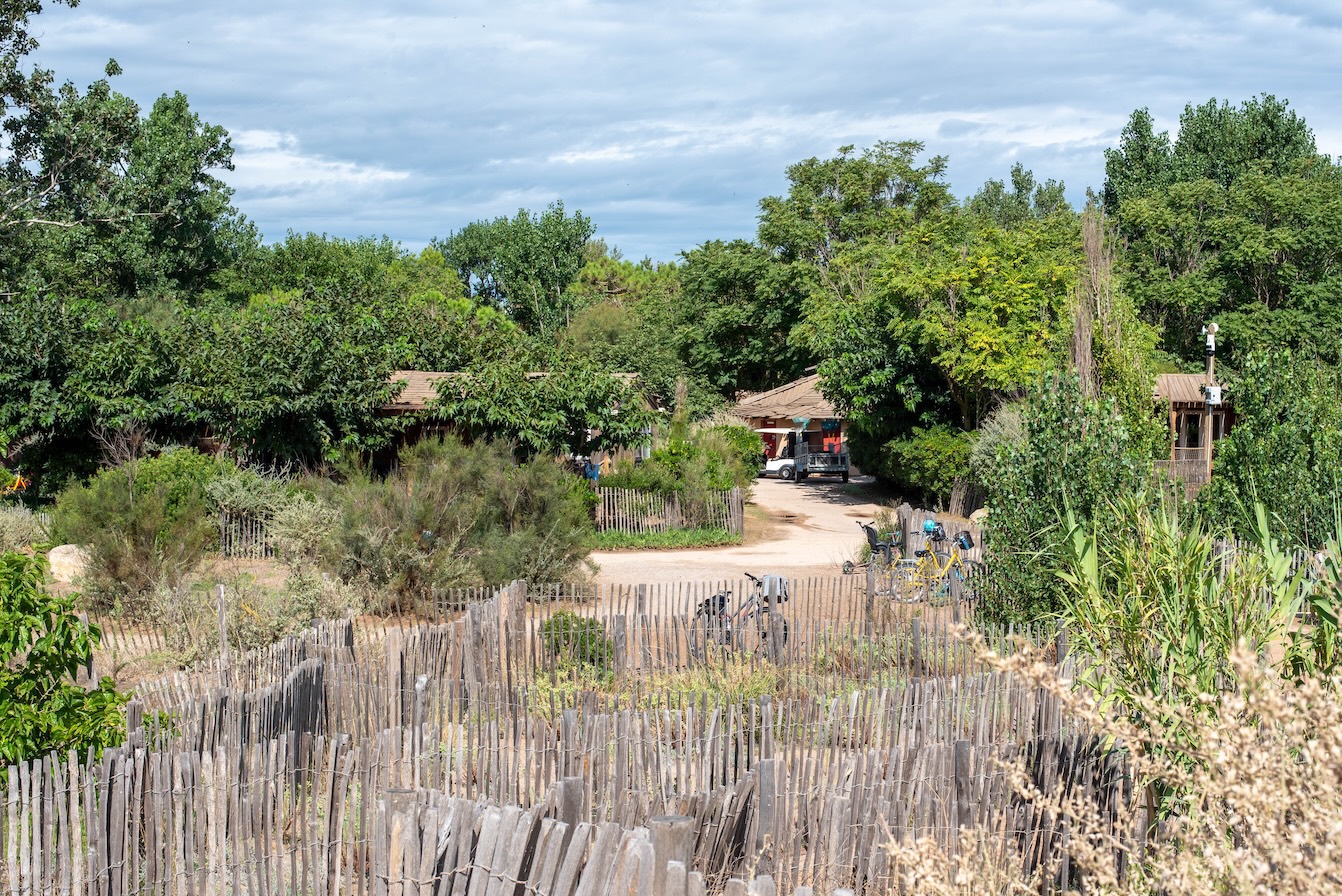 De duinopgang van camping Le Sérignan Plage
