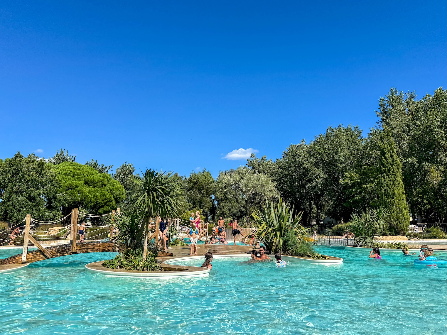 Het diepe zwembad op camping Le Sérignan Plage