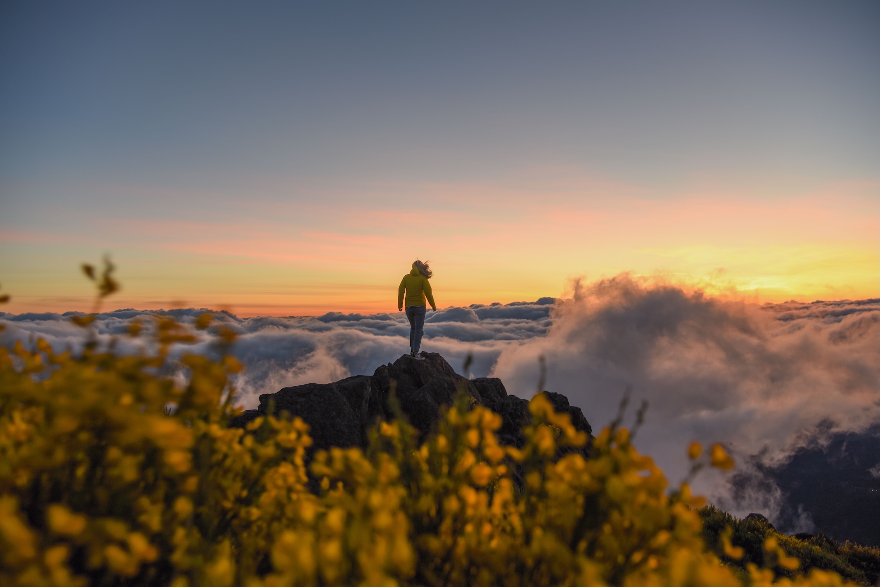 Vrouw op de top van een berg op Madeira