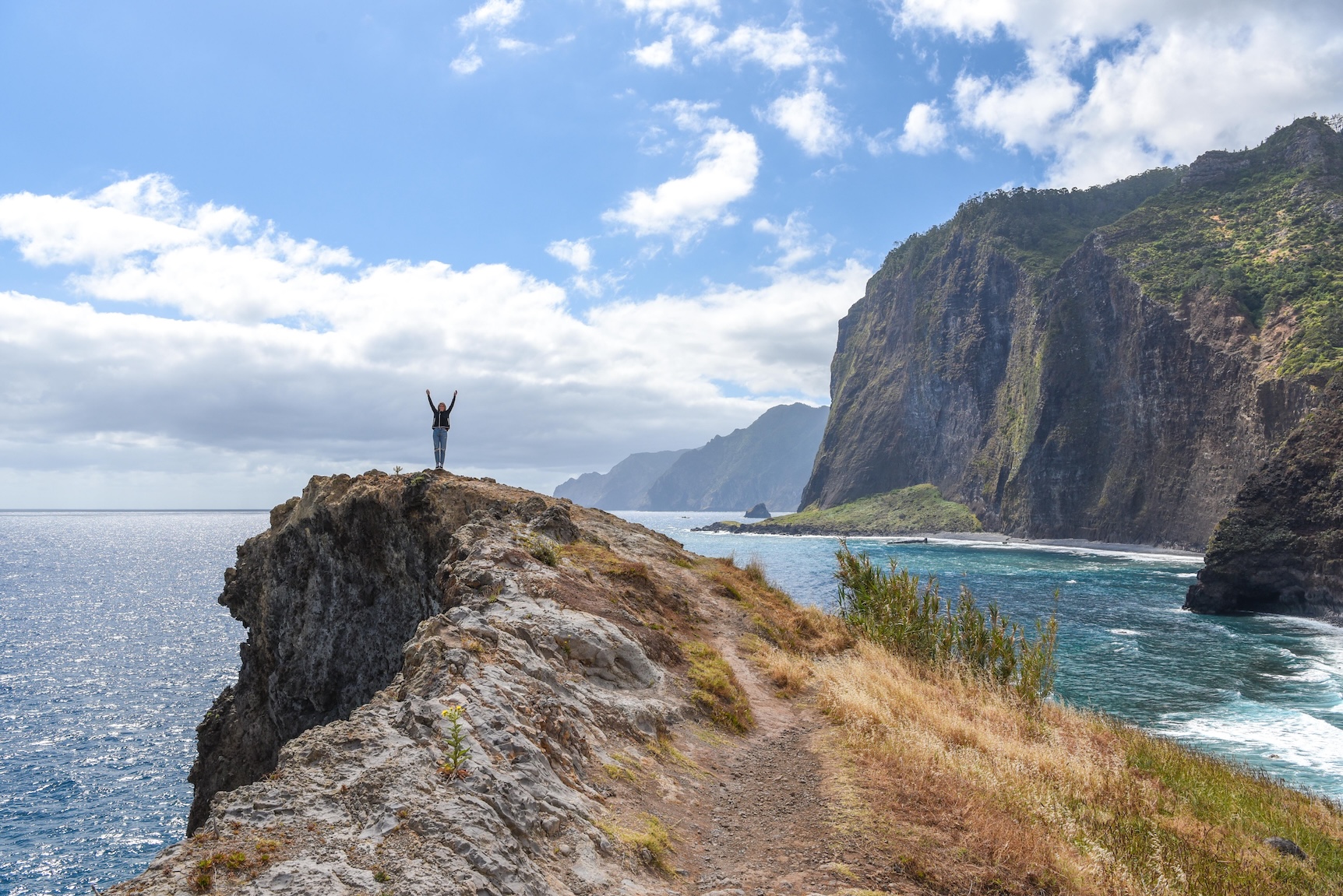 Vrouw op de top van een rots aan de kust van Madeira