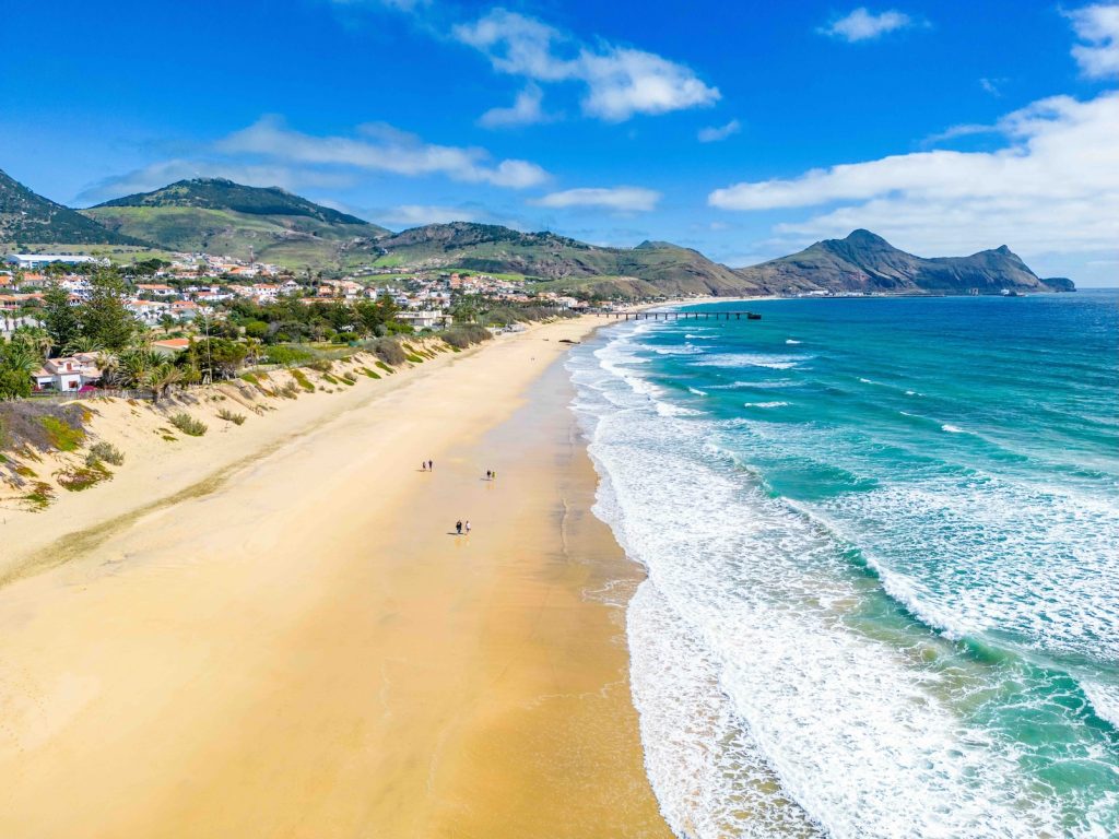 Uitzicht op het strand van Porto Santo in de winter