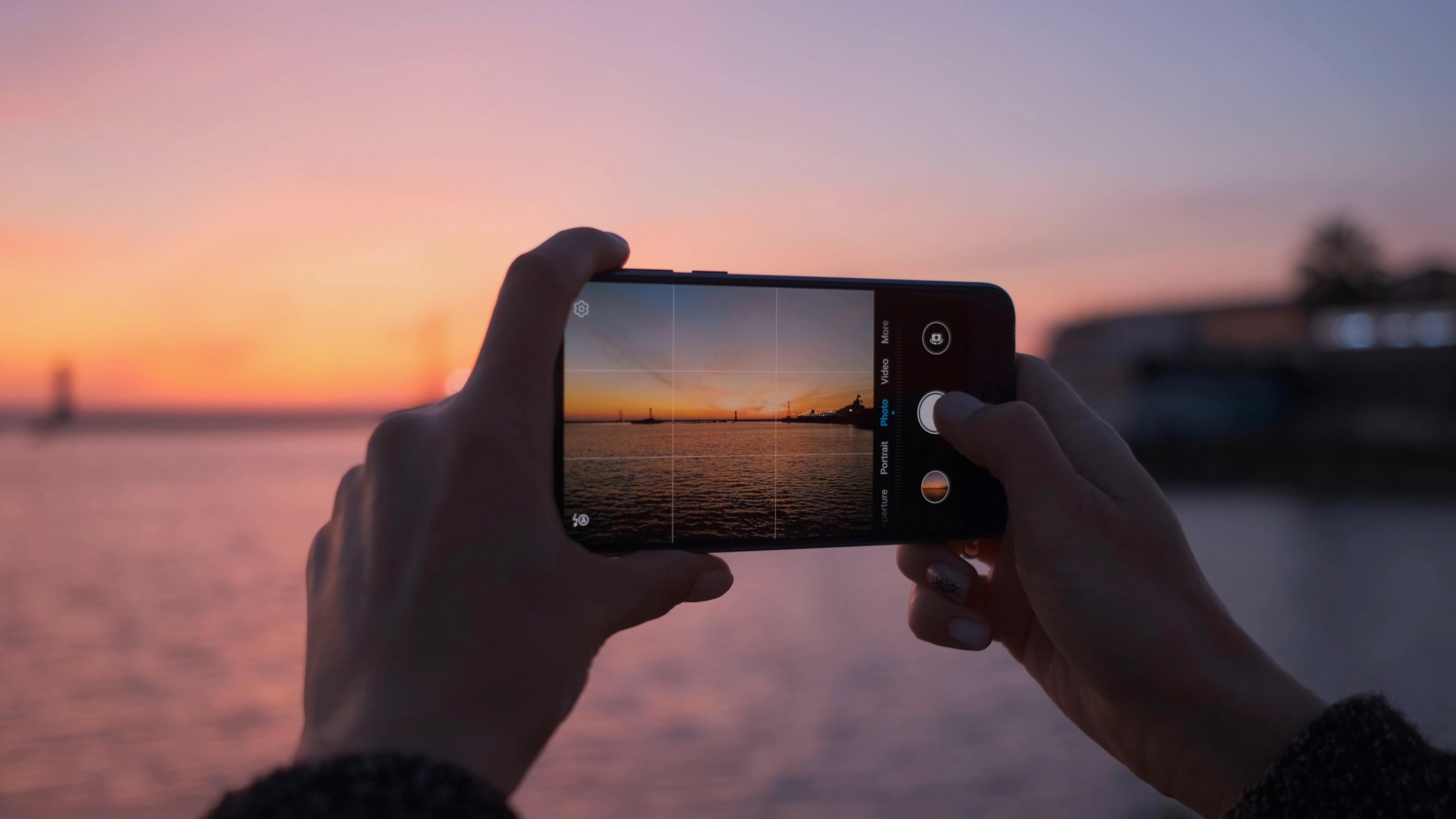 smartphone met uitzicht op zonsondergang