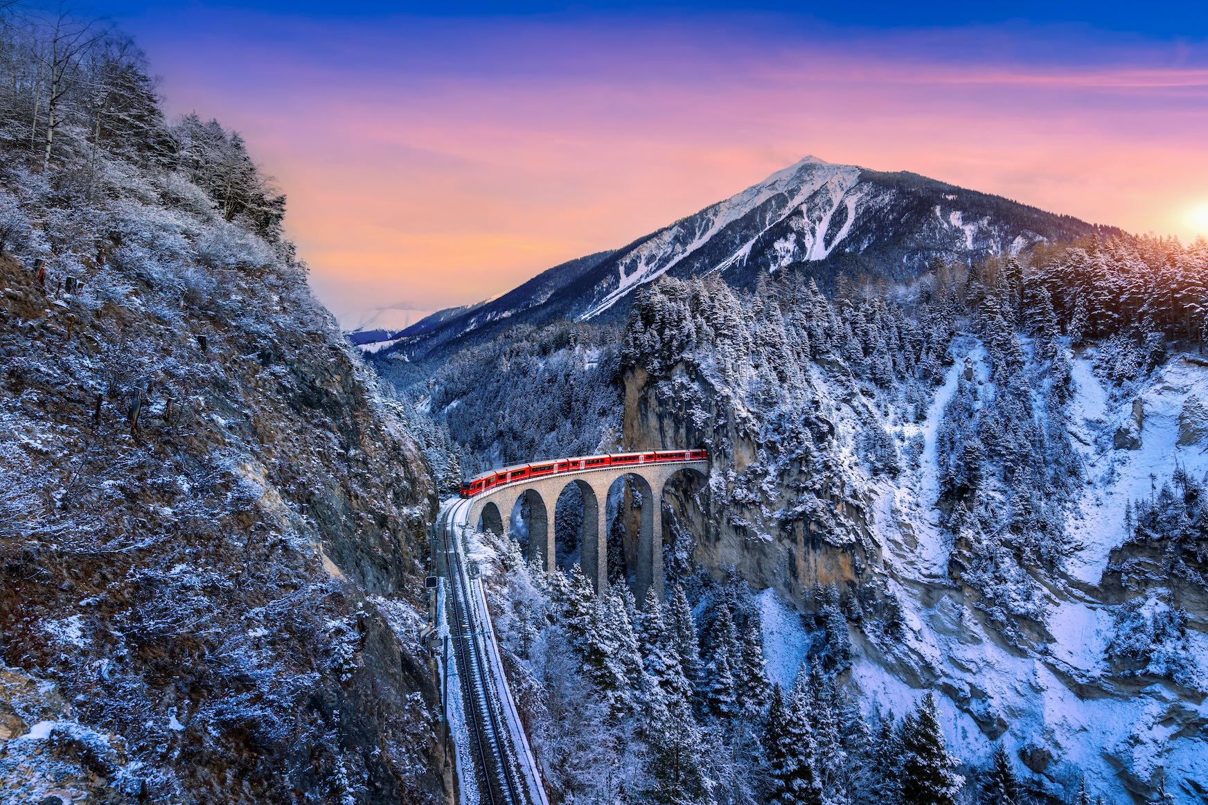 Trein over het Landwasser aquaduct in Zwitserland