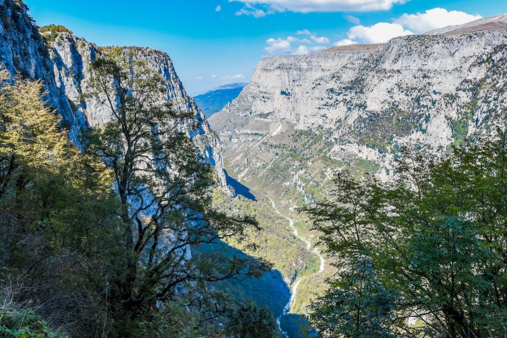 Uitzicht op de Vikos kloof in Noord-Griekenland