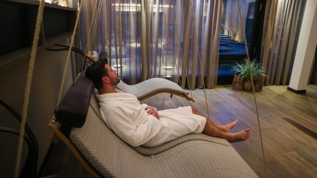 Man in een wellness hotel