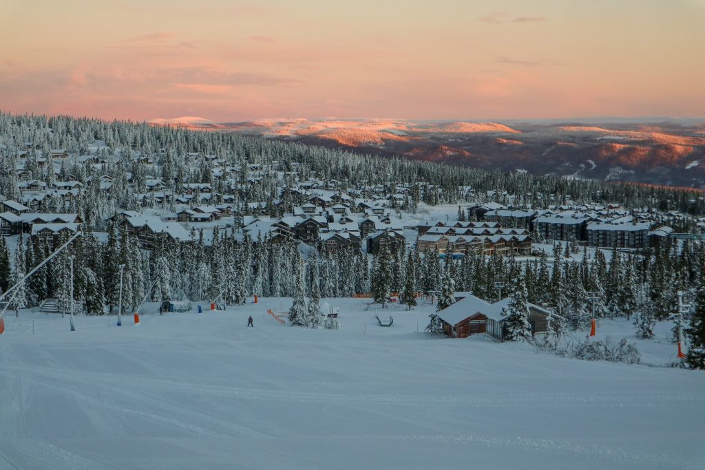 Zonsondergang vanuit het skigebied in Trysil