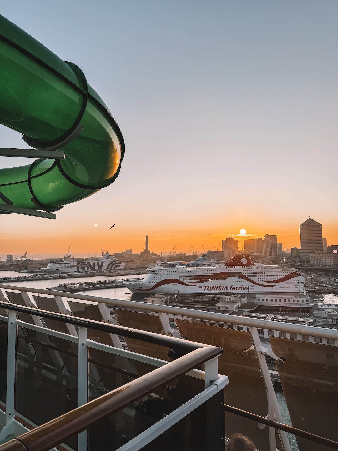 Zonsondergang vanaf een cruiseschip de haven in Italië