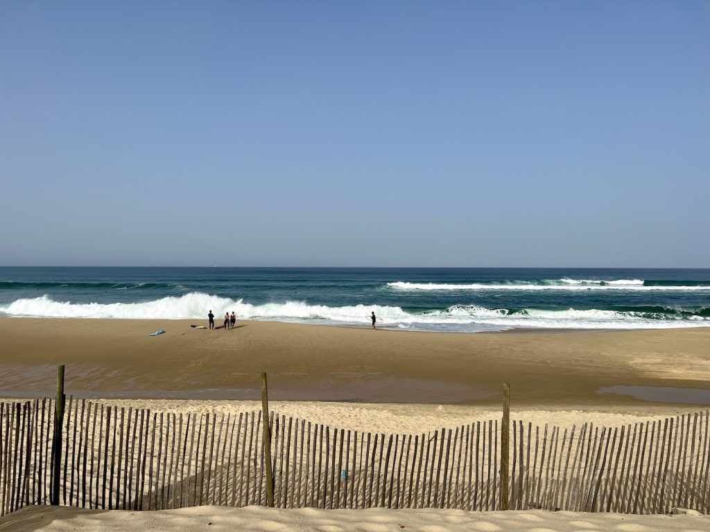 Strand met hoge golven in de Médoc