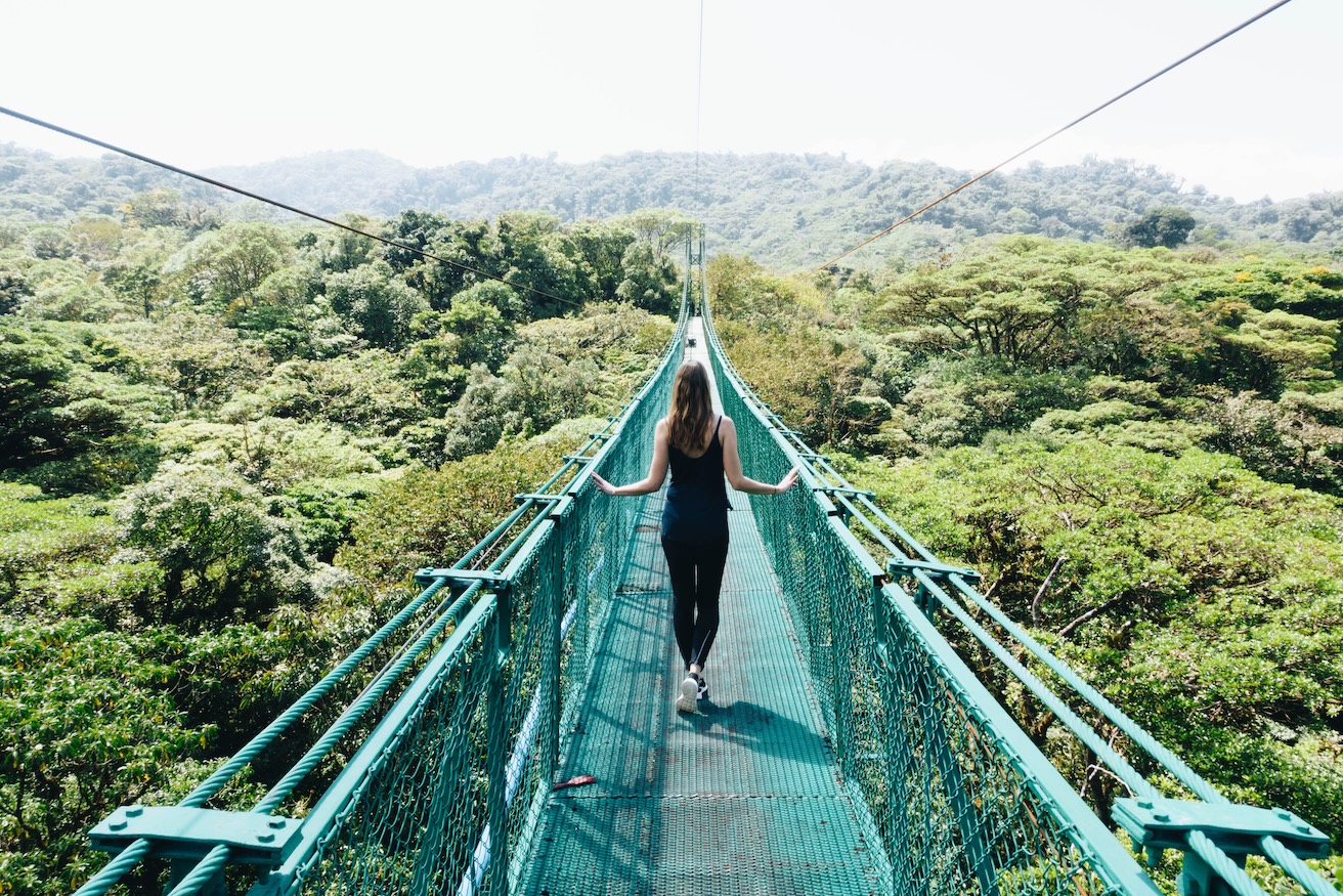 Vrouw op een hangbrug in Costa Rica