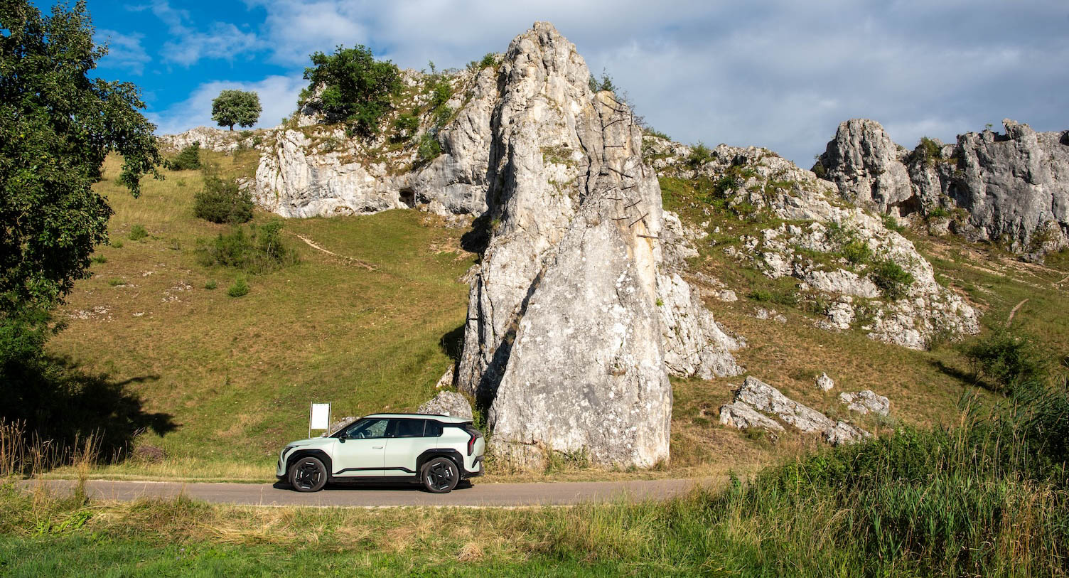 Auto op een mooie weg in Duitsland