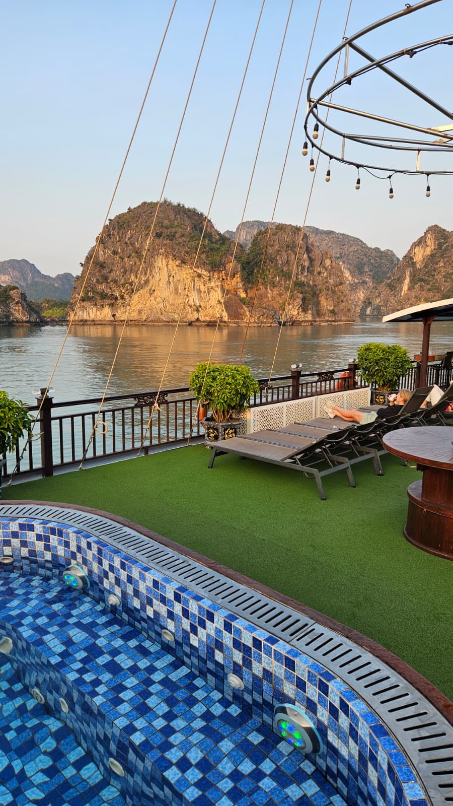 Chillen aan boord van de Halong Bay cruise
