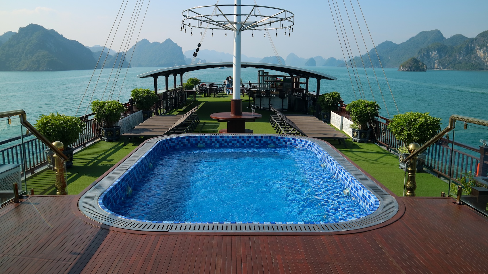 Zwembad aan boord van een Cruiseschip door Halong Bay