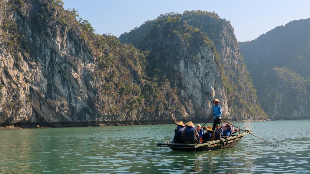 Landschap van Halong Bay met het karstgebergte