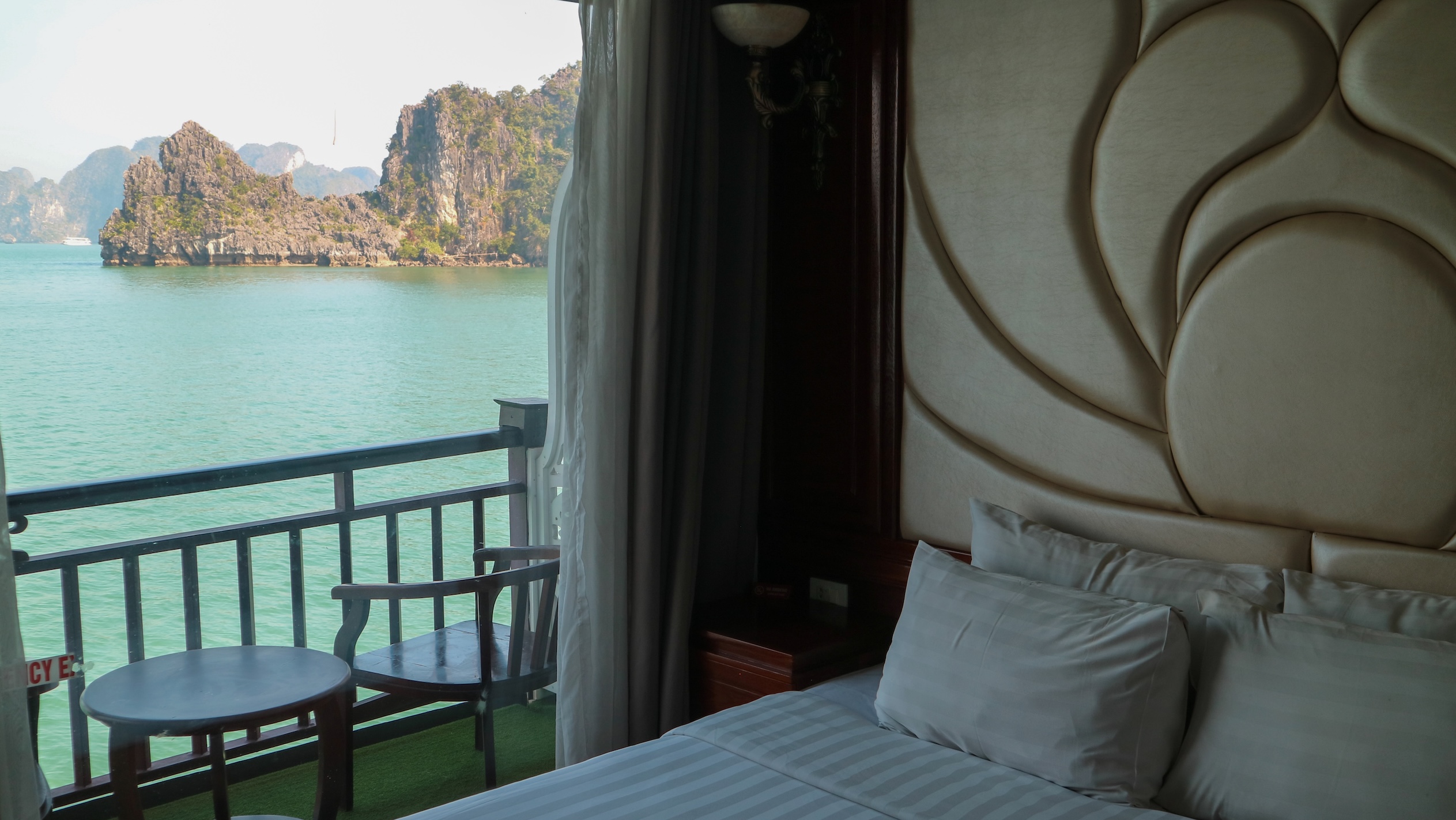 Uitzicht vanuit onze hut op Halong Bay