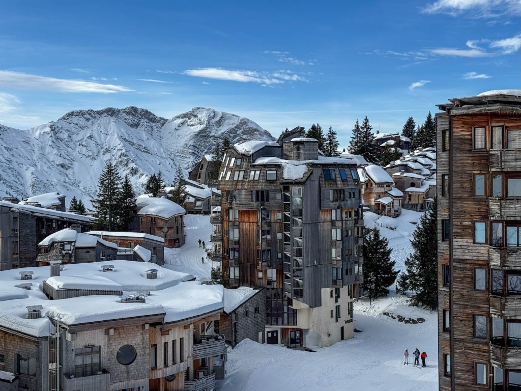Uitzicht op Avoriaz met skiërs tussen de gebouwen