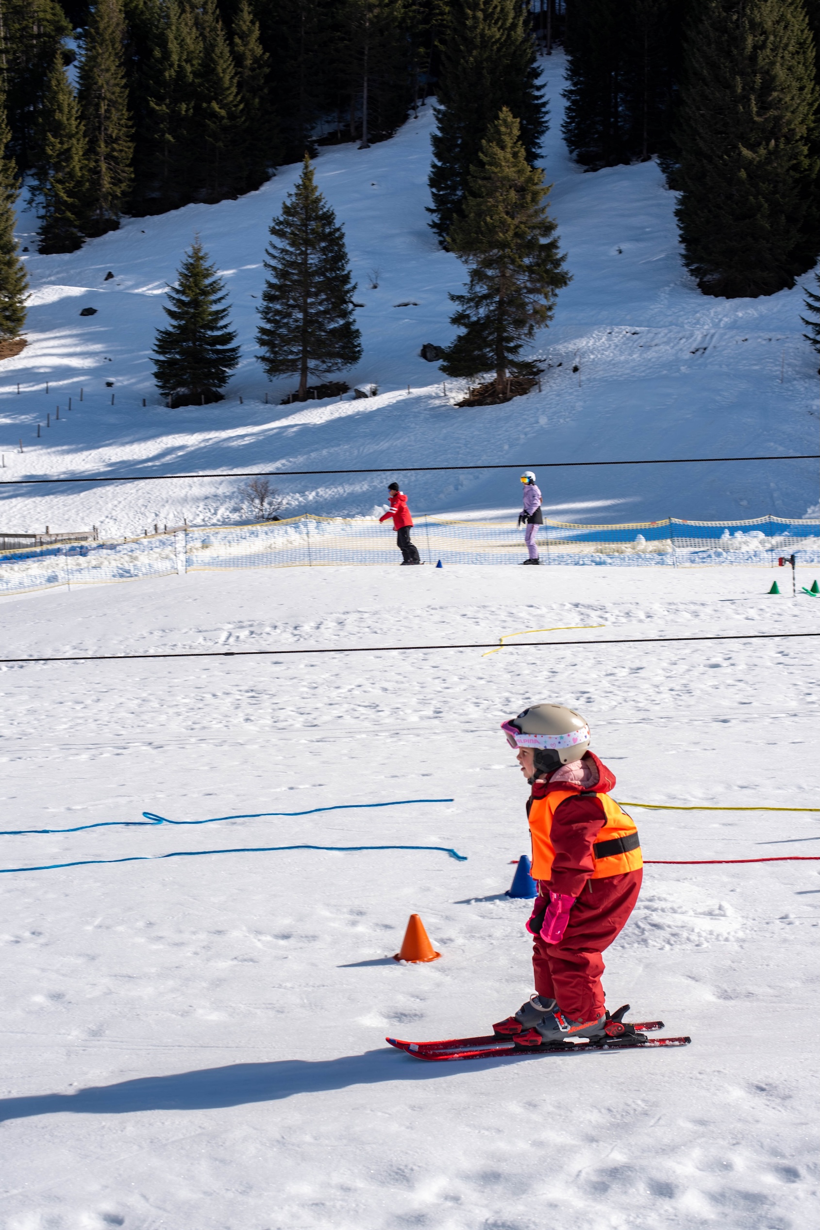 Kind voor het eerst op skiles