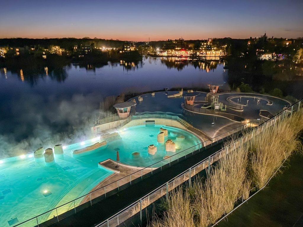 Het buitenbad van Center Parcs in de avond
