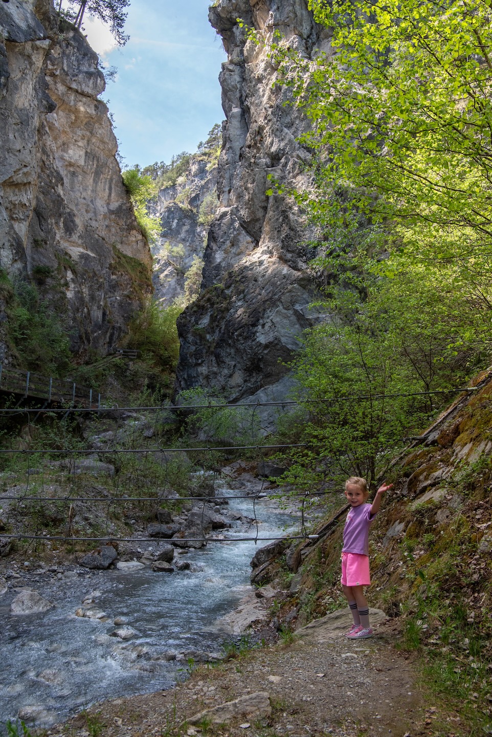 Meisje wandelt de Rosengartenschlucht