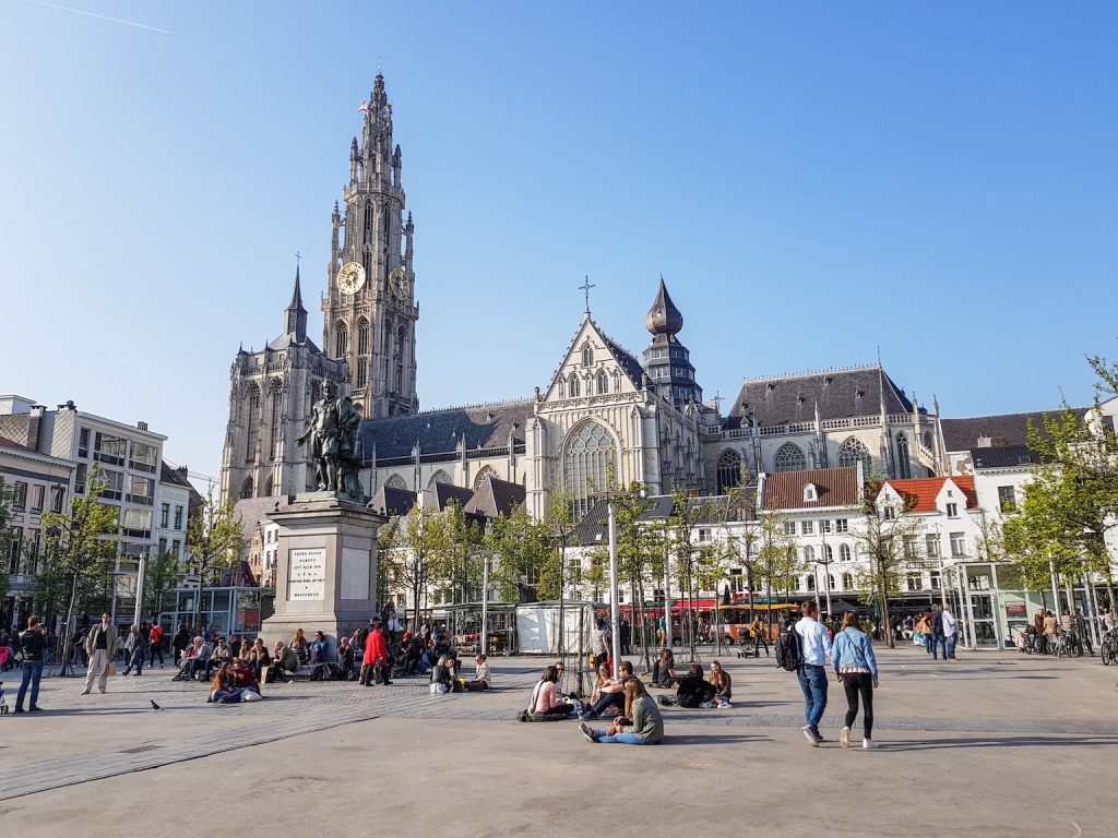 De Groenplaats in Antwerpen met op de achtergrond de kathedraal