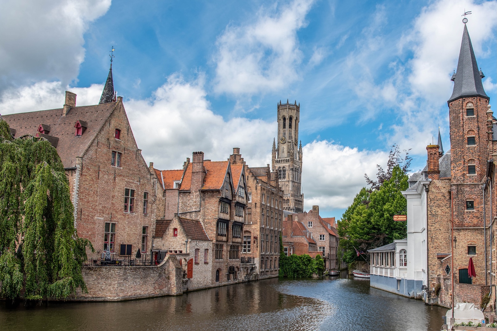 Uitzicht op oude panden aan het water in Brugge