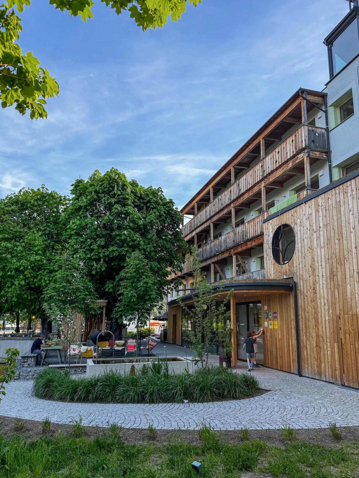 Zijaanzicht van Hotel Stern