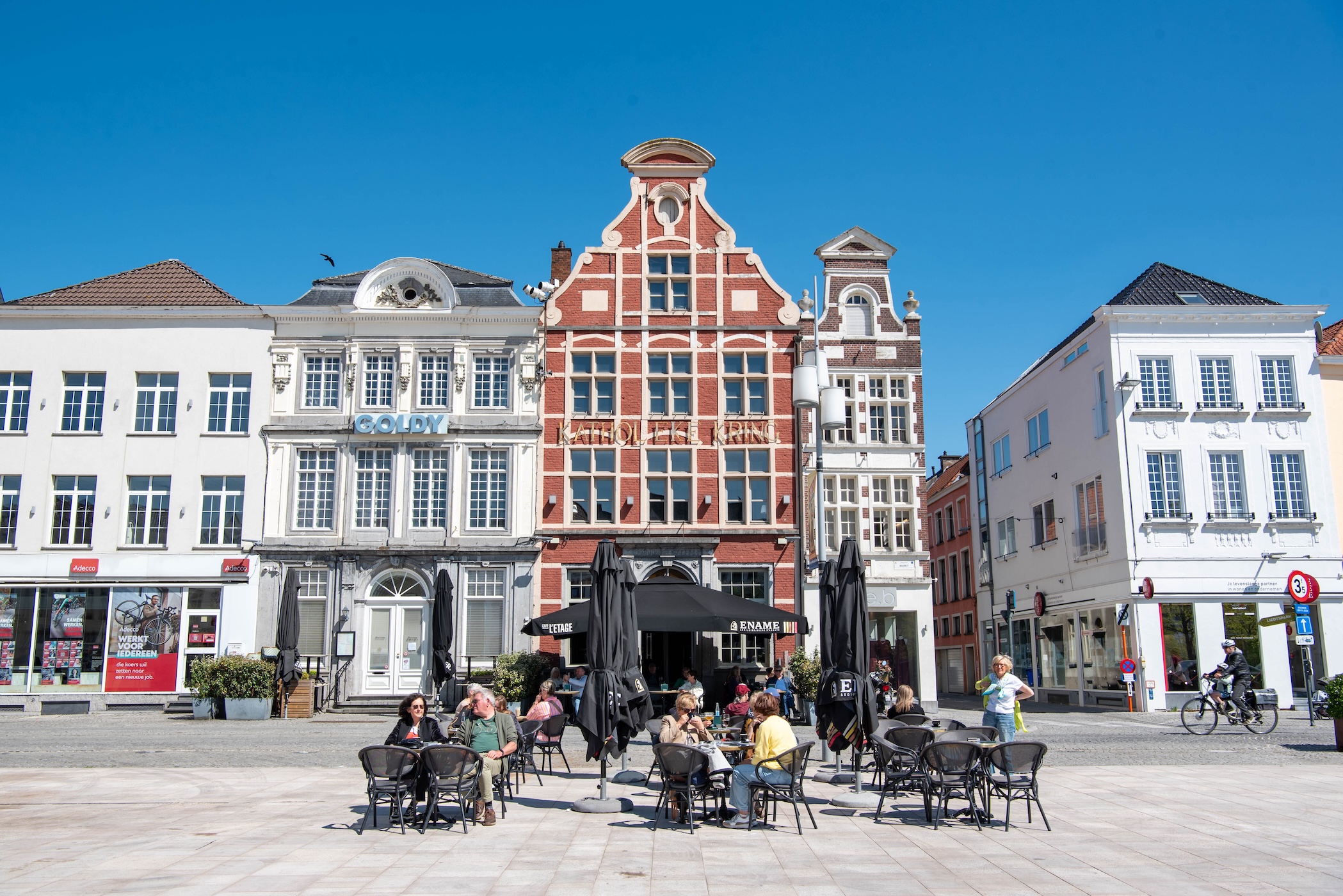Terras in het centrum van Oudenaarde op een zonnige dag