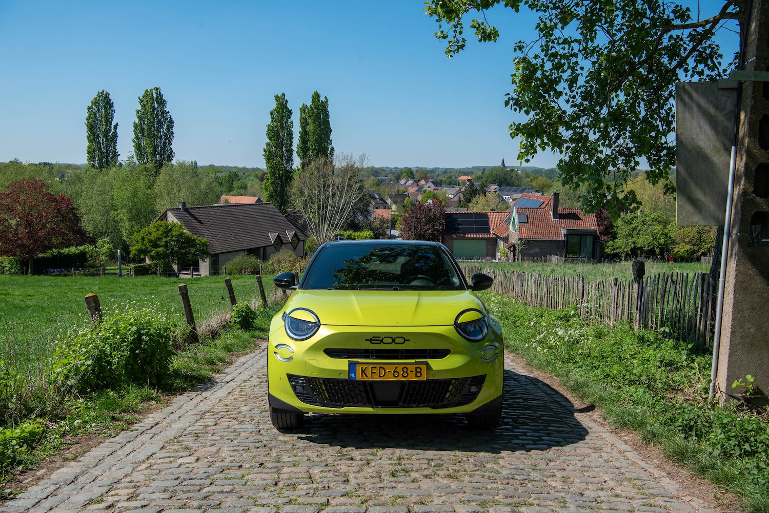 Auto in de heuvels van Vlaanderen