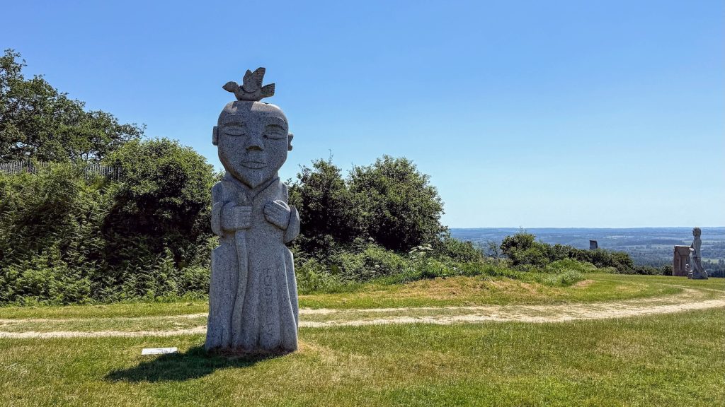 La Vallée des Saints met unieke granieten beelden