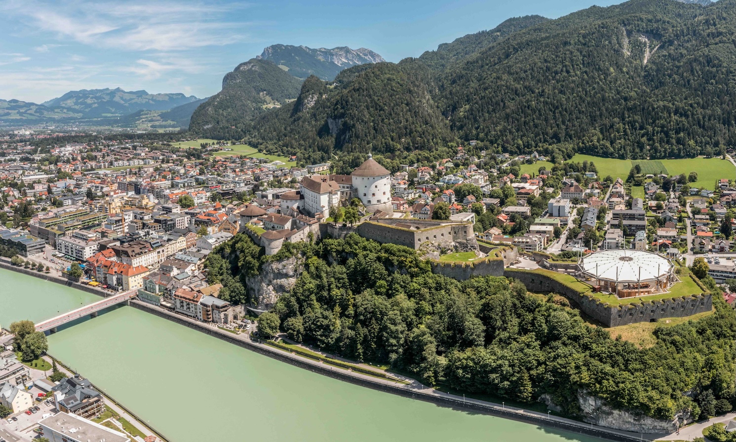 Uitzicht op Kufstein in de zomer