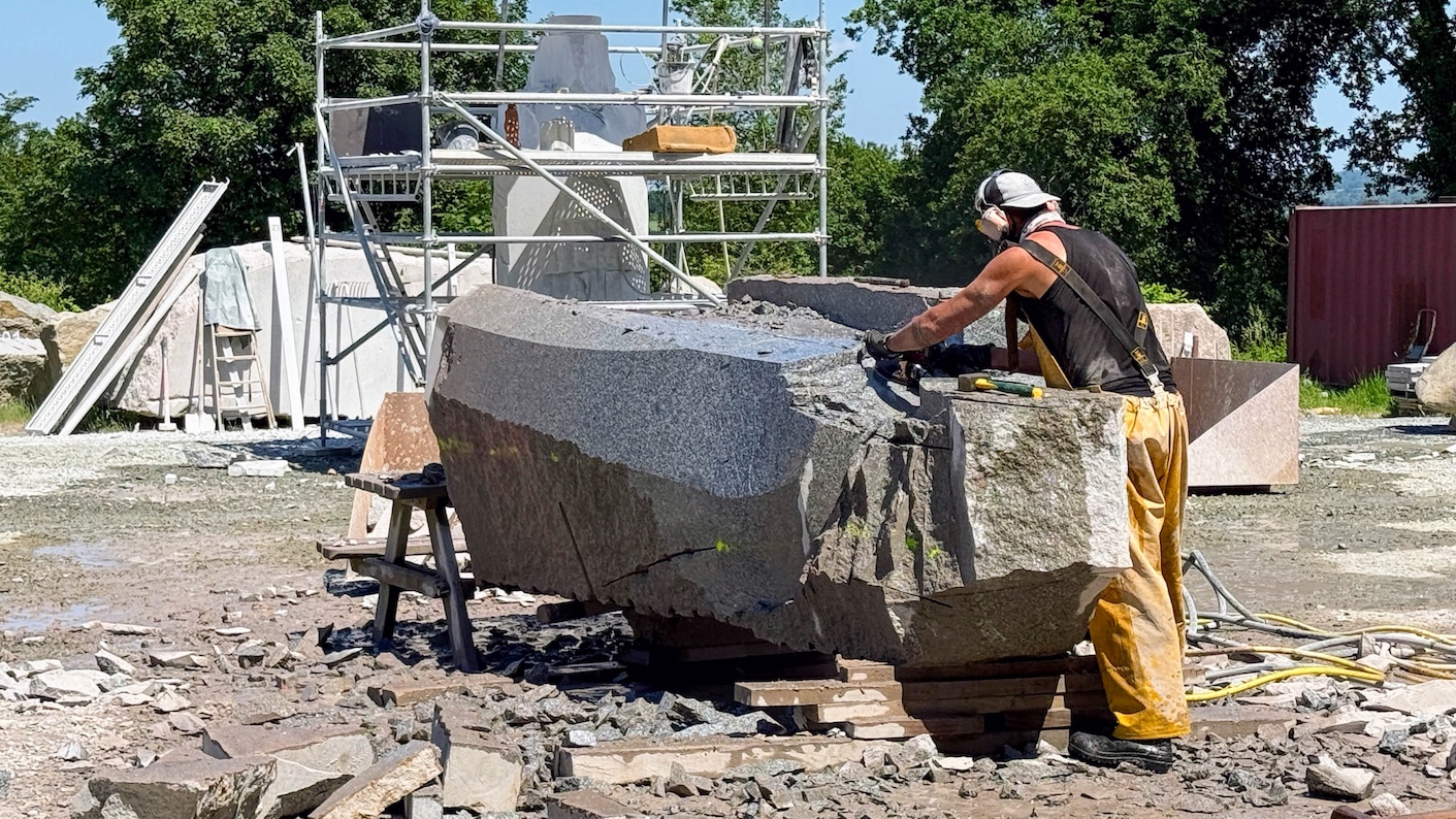 Kunstenaar aan het werk in La Vallée des Saints