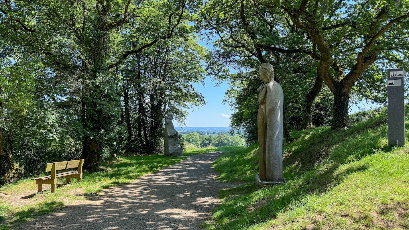 Beelden in de bossen van La Vallee des Saints