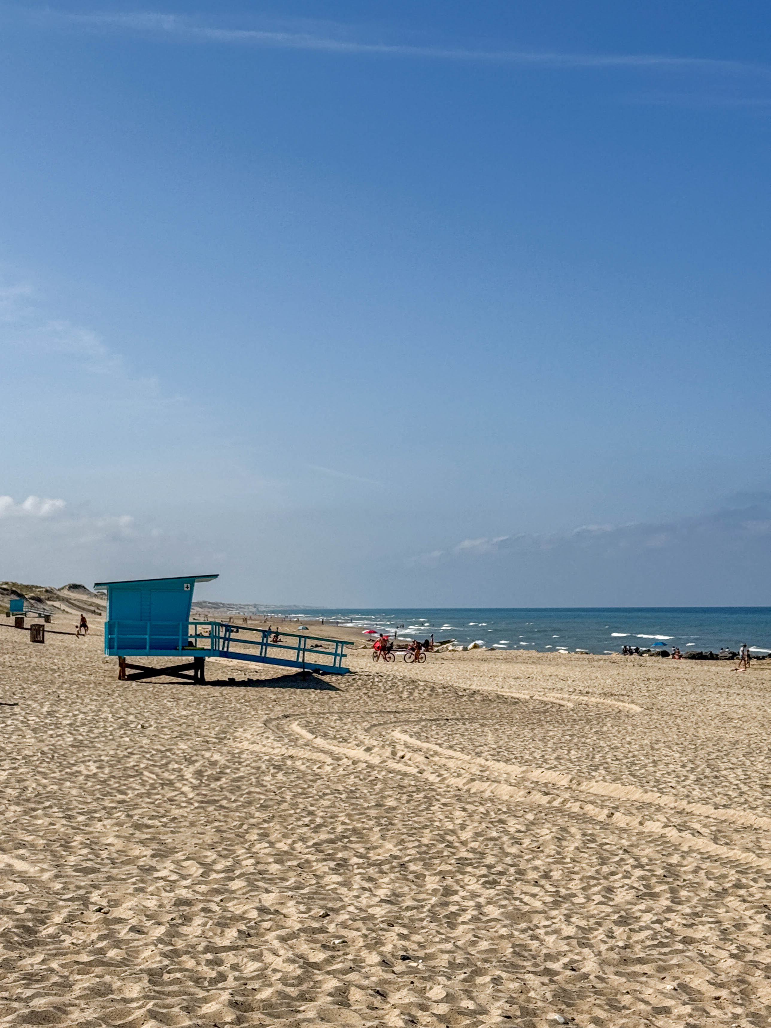 Groot, breed strand in Montalivet in de zomer