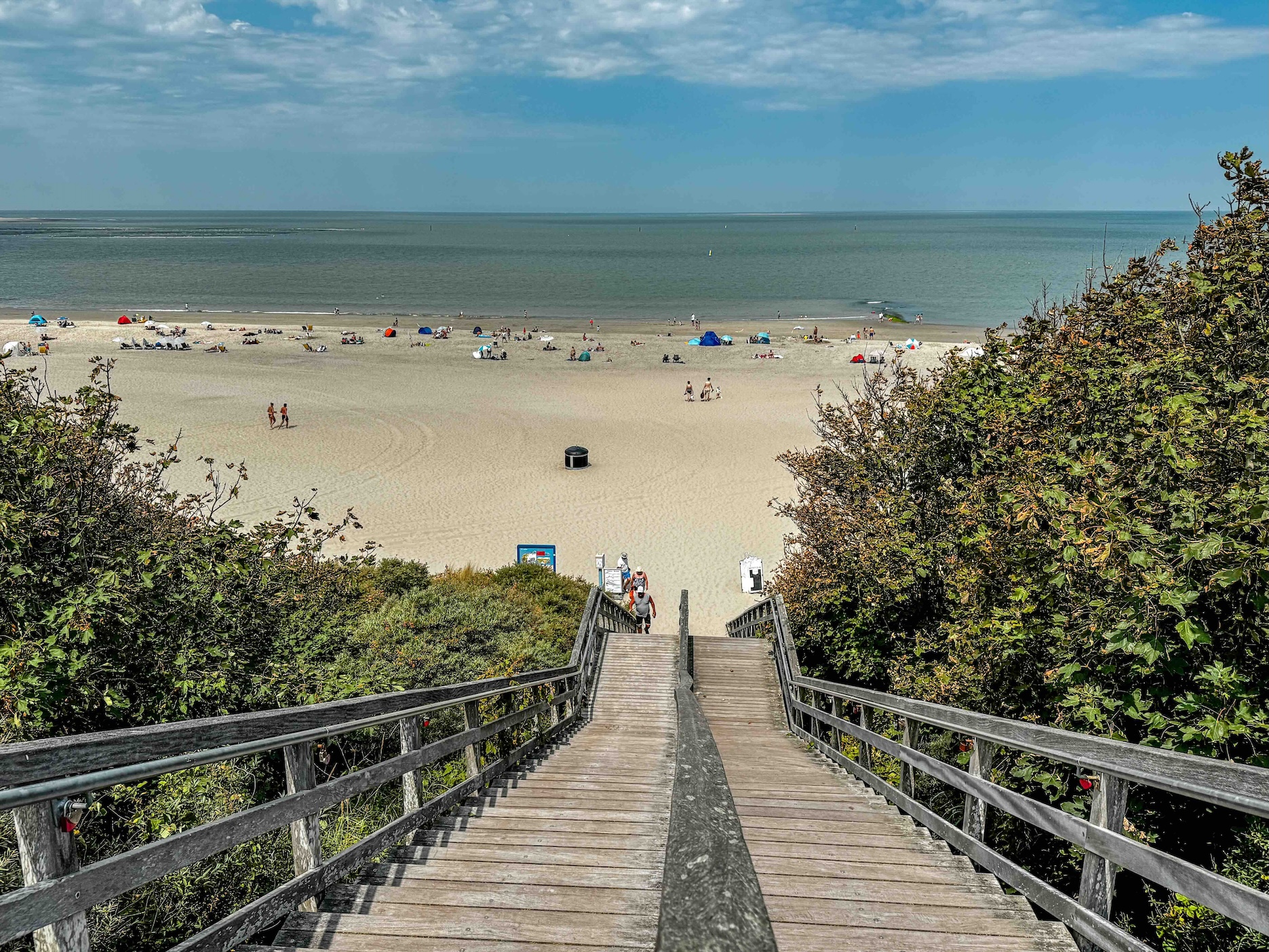 Strand in Renesse gezien vanaf de duinen