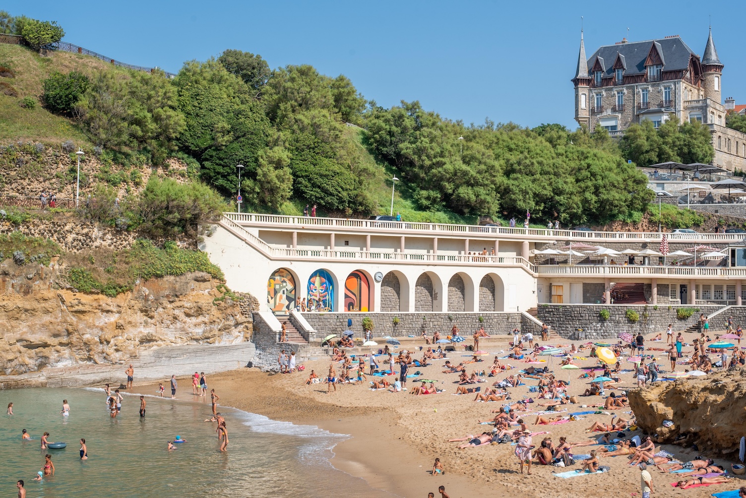 Strand met op de achtergrond stad in Biarritz