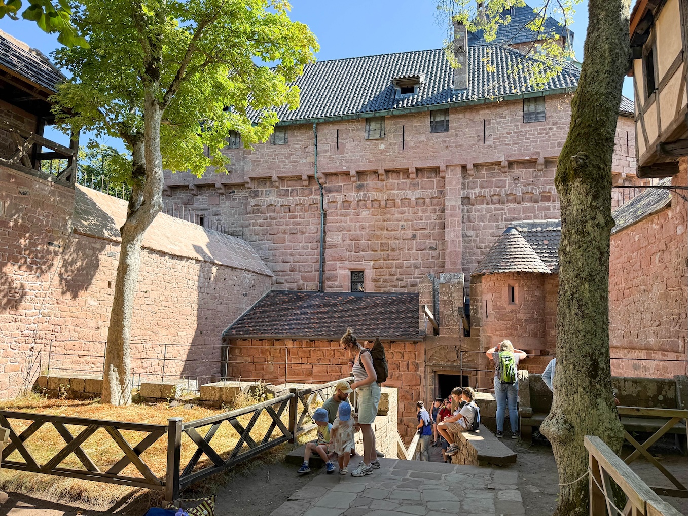Middeleeuws binnenplein van Château du Haut Koenigsbourg