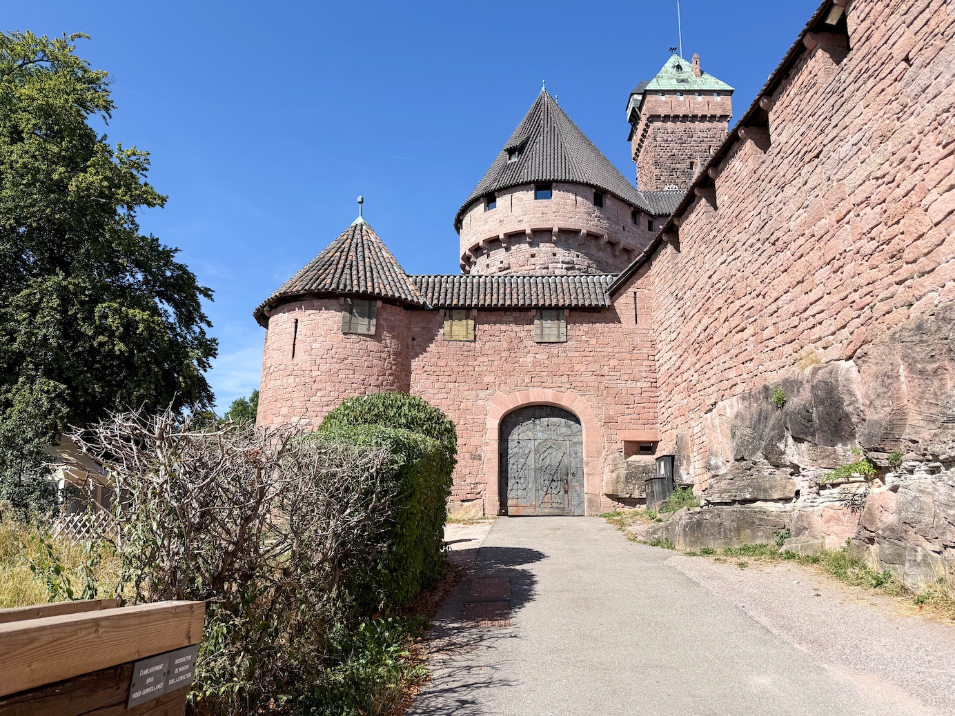 Muur en toren van Château du Haut Koenigsbourg