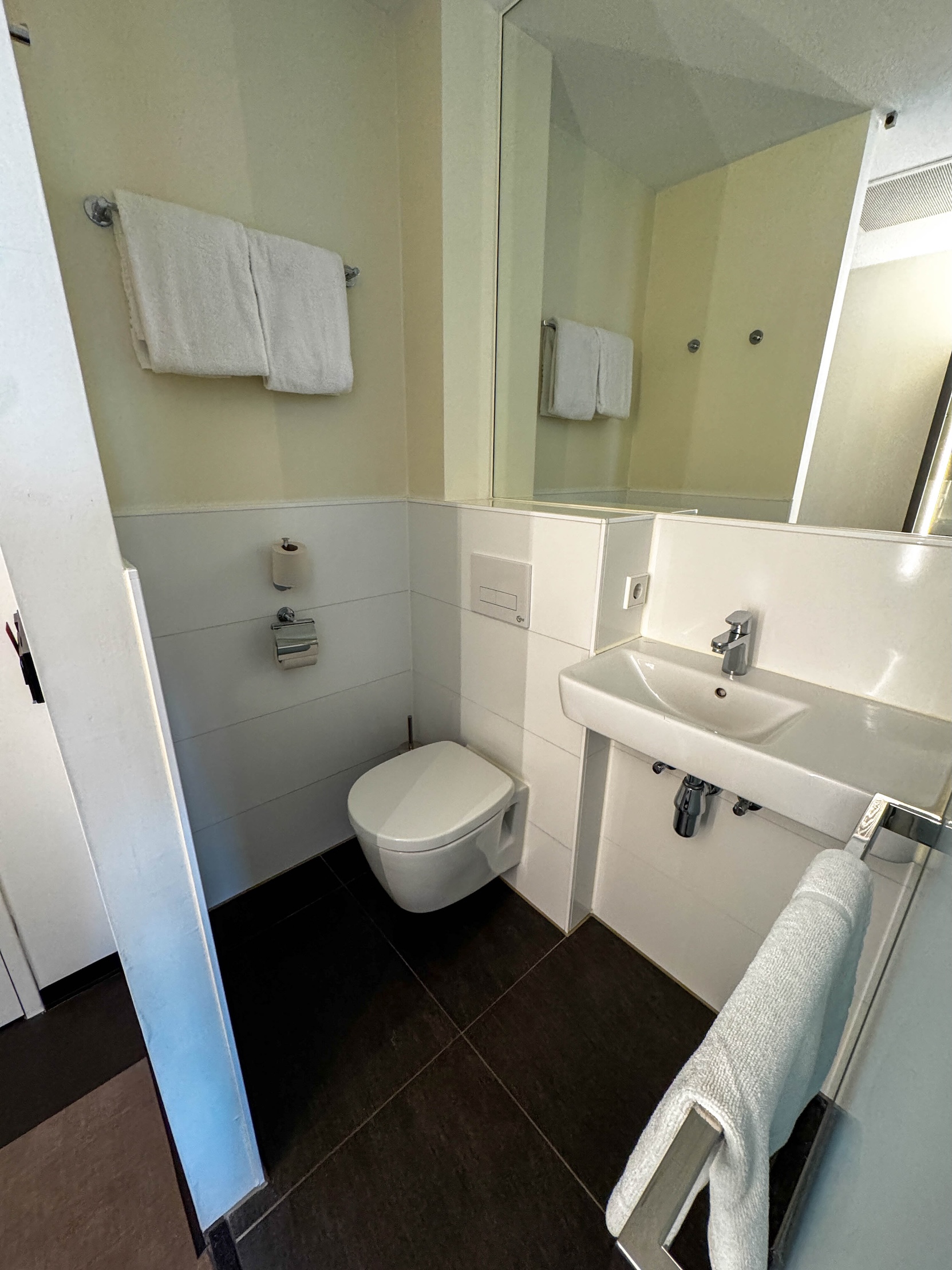 Badkamer in het easyHotel in Scheveningen