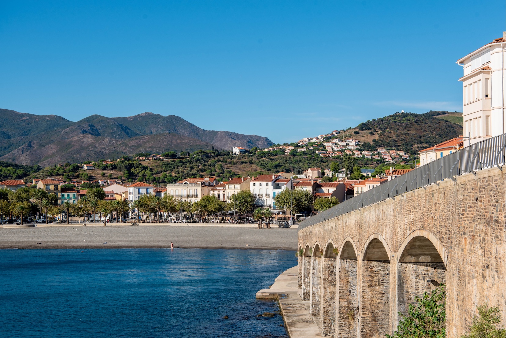 Banyuls met op de achtergrond de Pyreneeën
