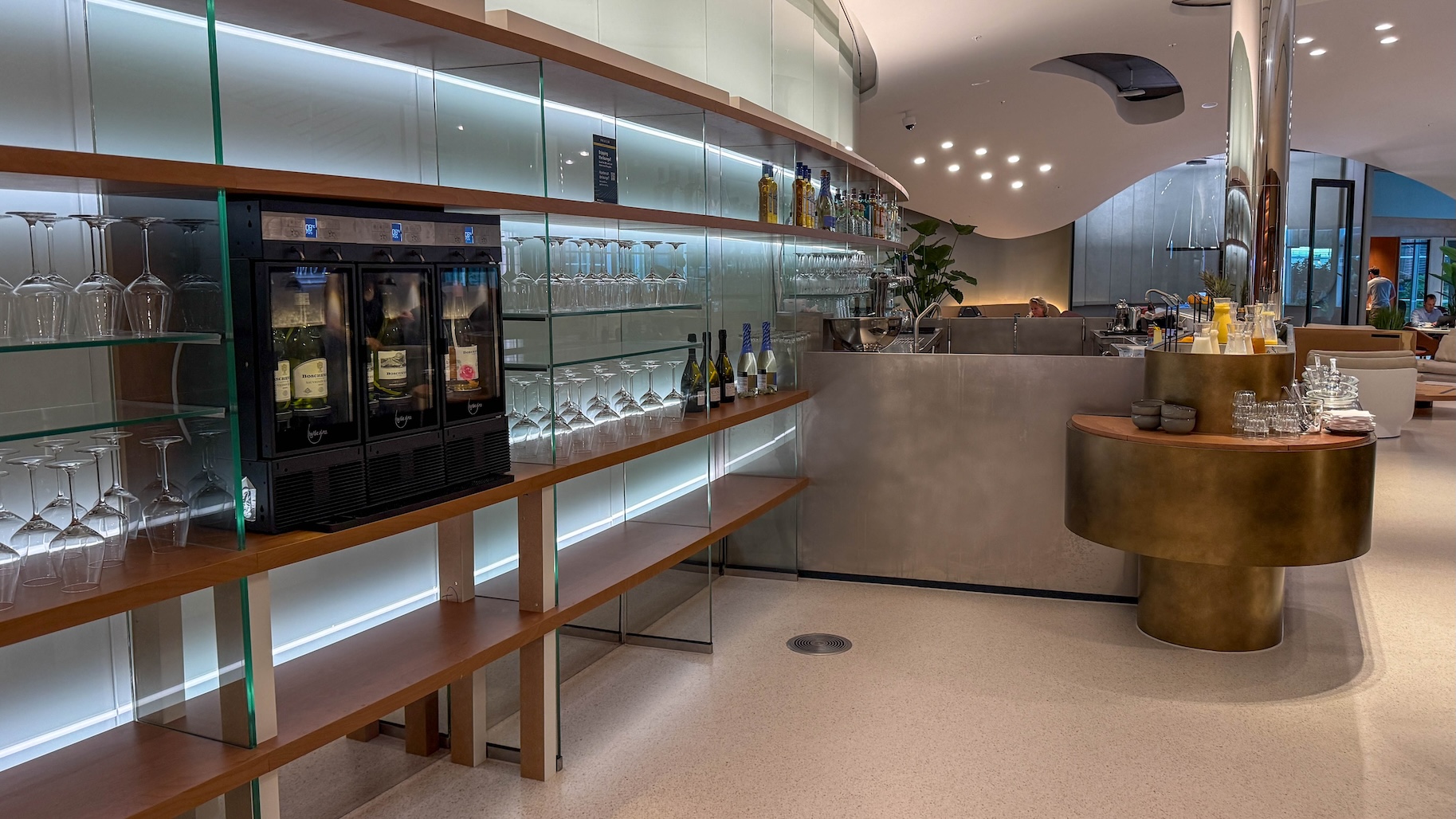 Bar van de nieuwe privium lounge op Schiphol