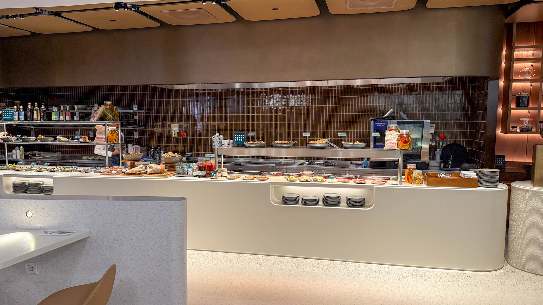Buffet in de nieuwe privium lounge op Schiphol