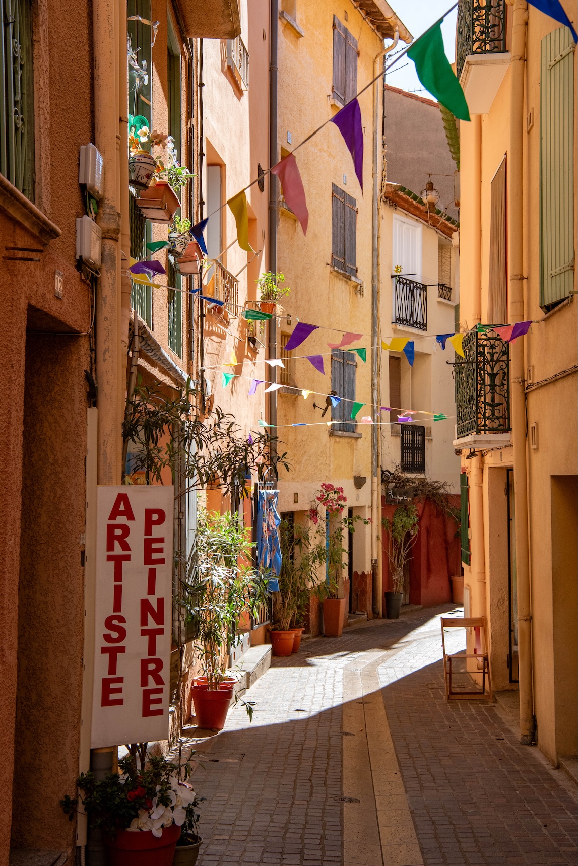 Kleurrijk straatje in de wijk Le Mouré in Collioure