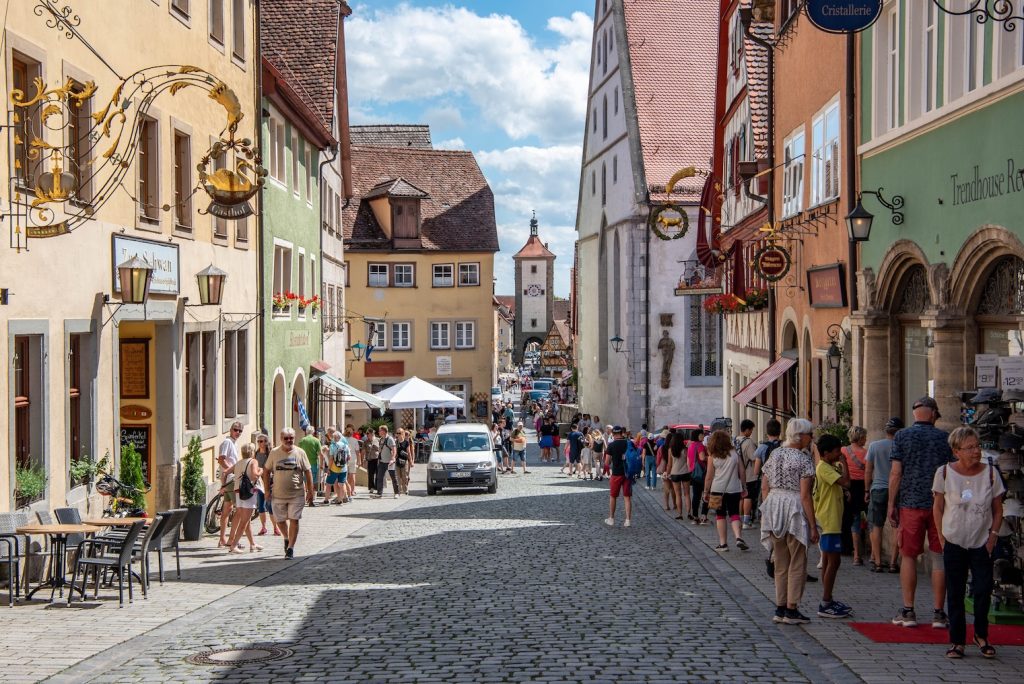 Zomerse drukte in een dorpje in Duitsland