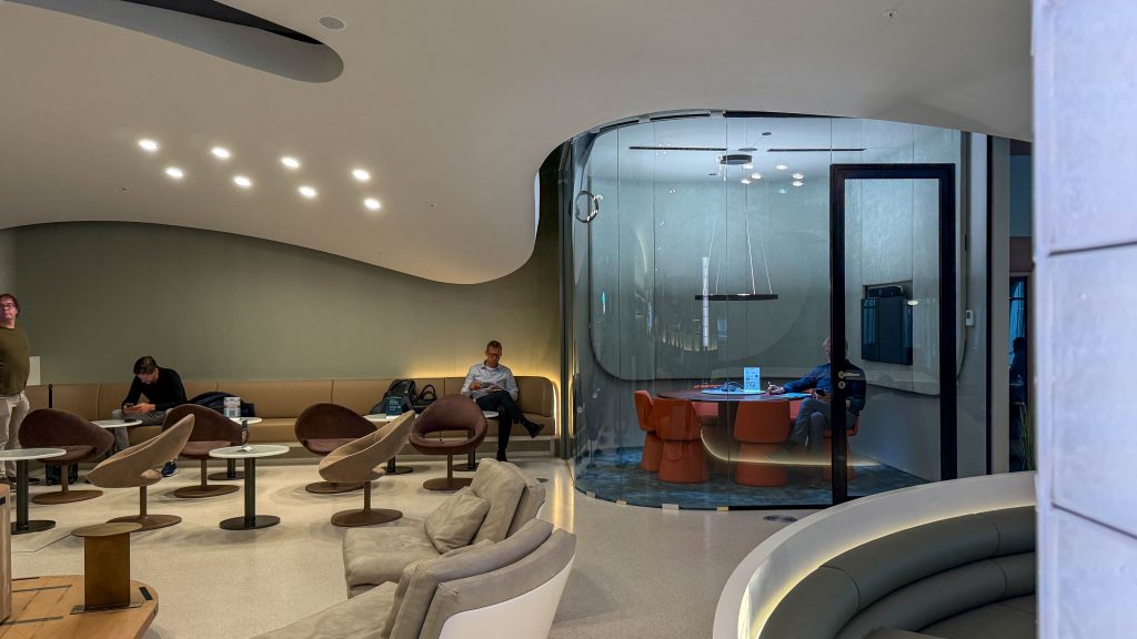 Werkplekken in de nieuwe ClubLounge South op Schiphol