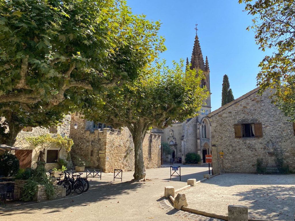 Pleintje in Aigueze in de zomer