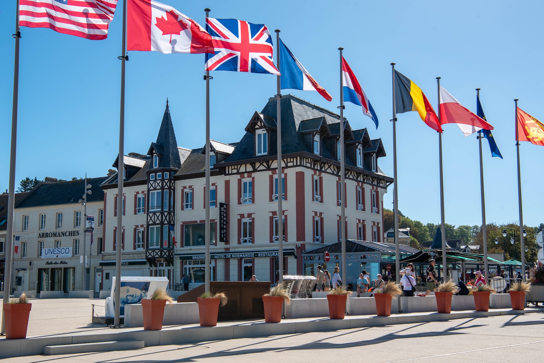 Vlaggen op de boulevard van Arromanches-les-Bains