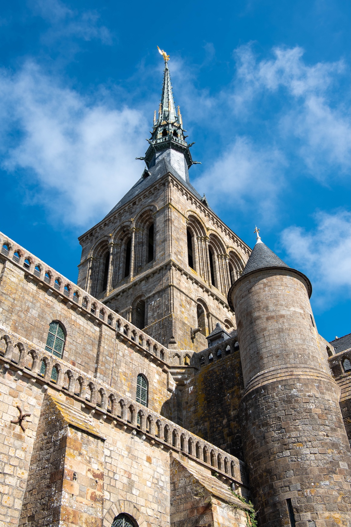 De kerktoren van kathedraal van Mont-Saint-Michel