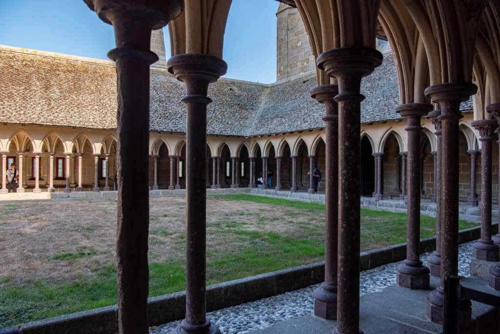 De kloostergang van de abdij van Mont-Saint-Michel