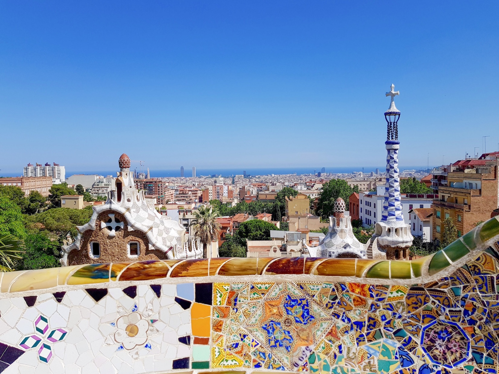 Uitzicht vanuit Parc Guell op een zonnige dag in Barcelona